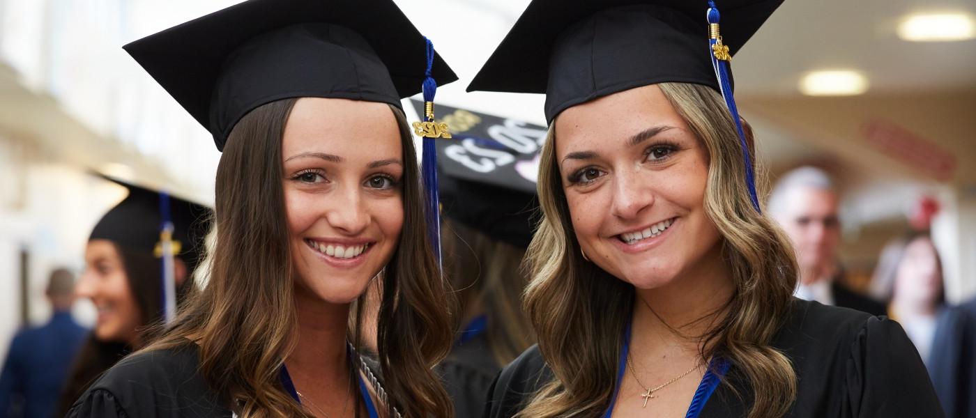 两名学生头戴礼帽，身穿长袍，在英国东北大学2023年毕业典礼上摆姿势