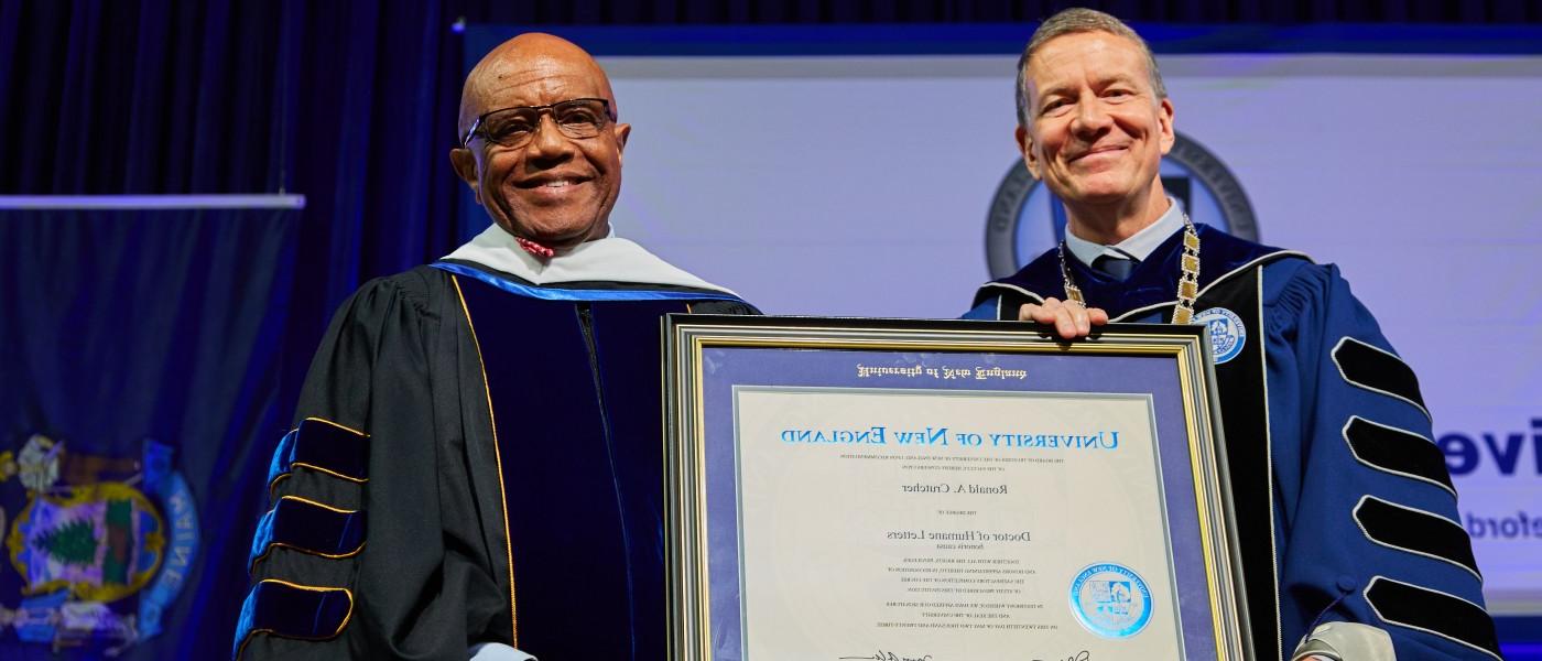 赫伯特总统在2023年东北大学毕业典礼上颁发奖项